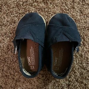 Navy blue toms